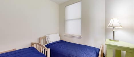 3 bedrooms, iron/ironing board, internet, bed sheets