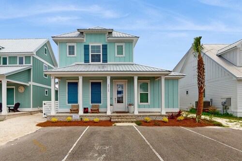 Modern beach house with porches, private washer and dryer- walk to the beach
