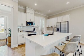 Jääkaappi, mikroaaltouuni, uuni, liesi