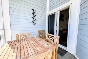 Outdoor dining - Gorgeous & sun-kissed retreat with pool, gym, W/D, & incredible balcony views (Orange Beach)