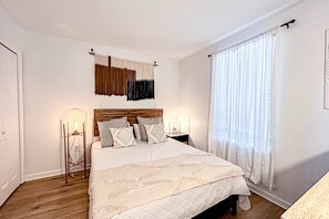 1 bedroom, WiFi, bed sheets - Gorgeous & sun-kissed retreat with pool, gym, W/D, & incredible balcony views (Orange Beach)