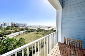 Property grounds - Gorgeous & sun-kissed retreat with pool, gym, W/D, & incredible balcony views (Orange Beach)