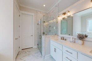 Shower, hair dryer, towels - Two-Story coastal house near the beach with shared pool (Orange Beach)