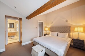 Een strijkplank/strijkijzer, internet, beddengoed