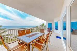 Outdoor dining - Beachfront condo with Gulf views, indoor & outdoor pools, gym & sauna (Orange Beach)