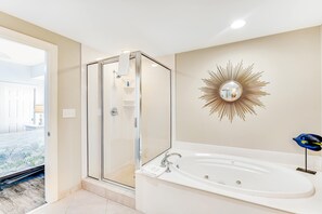 Shower, towels - Stunning corner condo with, shared pools, hot tub, gym, beach access & balcony (Orange Beach)