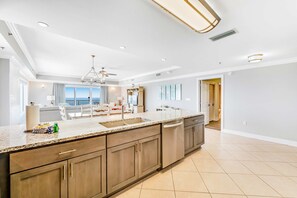 Interior - Stunning corner condo with, shared pools, hot tub, gym, beach access & balcony (Orange Beach)