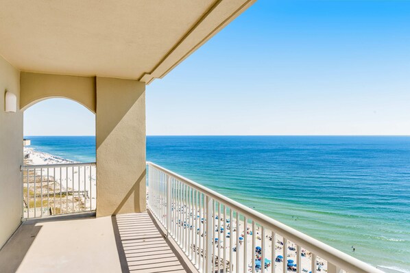 Property grounds - Stunning corner condo with, shared pools, hot tub, gym, beach access & balcony (Orange Beach)