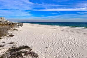 On the beach - Phoenix II condo with Gulf views, shared pool, hot tub, sauna, tennis, & WiFi (Orange Beach)