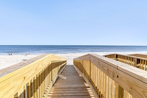 Beach nearby - Spacious beachside community home with ocean view, private pool, & fireplace (Orange Beach)