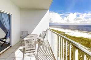 Outdoor dining - Beautiful Condo in Beachfront Resort w/WiFi, Central AC, Shared Pool & Hot Tub (Orange Beach)