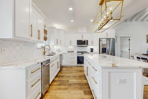 Fridge, microwave, oven, stovetop - Gulf-Front Oasis: Rooftop Heated Pool, Elevator & Dog-Friendly! (Dauphin Island)