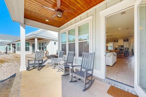 Terrace/patio - Upscale beachside dog-friendly home near the beach with grill, washer,dryer & AC (Orange Beach)