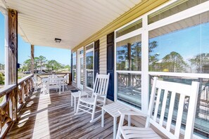 Outdoor dining - Bright duplex with two full kitchens, large decks, and private washer/dryers (Dauphin Island)