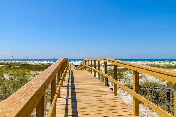 On the beach - Newly renovated waterfront condo with pool, WiFi, W/D, & central AC (Dauphin Island)