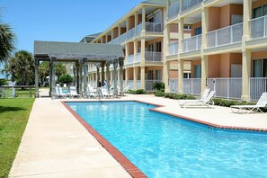 Pool - Newly renovated waterfront condo with pool, WiFi, W/D, & central AC (Dauphin Island)