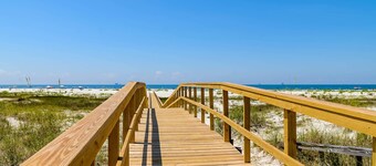 Gulf-front condo w/ lock-out feature, shared pools & amazing views