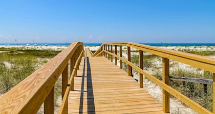 Gulf-front condo w/ lock-out feature, shared pools & amazing views