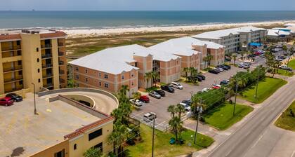 Modern & luxurious ground-floor condo near the Gulf with pools