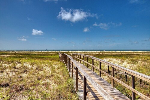 Modern & luxurious ground-floor condo near the Gulf with pools