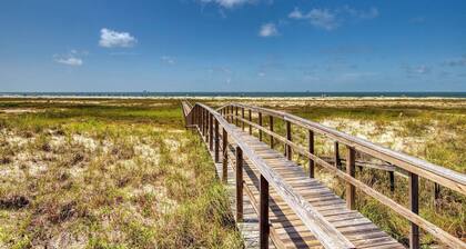 Modern & luxurious ground-floor condo near the Gulf with pools