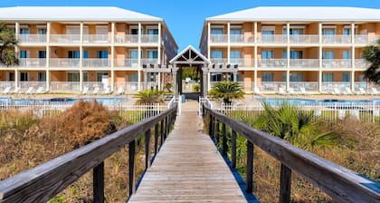 Modern & luxurious ground-floor condo near the Gulf with pools