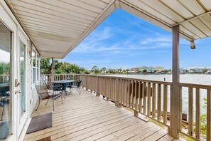Outdoor dining - Bay-Facing Island Gem w/ Free WiFi, AC, Full Kitchen, & Great Location - Dogs OK (Dauphin Island)