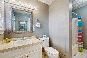 Shower, towels - Bay-Facing Island Gem w/ Free WiFi, AC, Full Kitchen, & Great Location - Dogs OK (Dauphin Island)