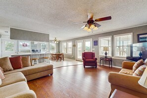TV - Bay-Facing Island Gem w/ Free WiFi, AC, Full Kitchen, & Great Location - Dogs OK (Dauphin Island)