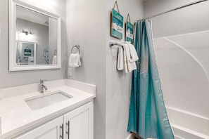Een douche, een haardroger, handdoeken