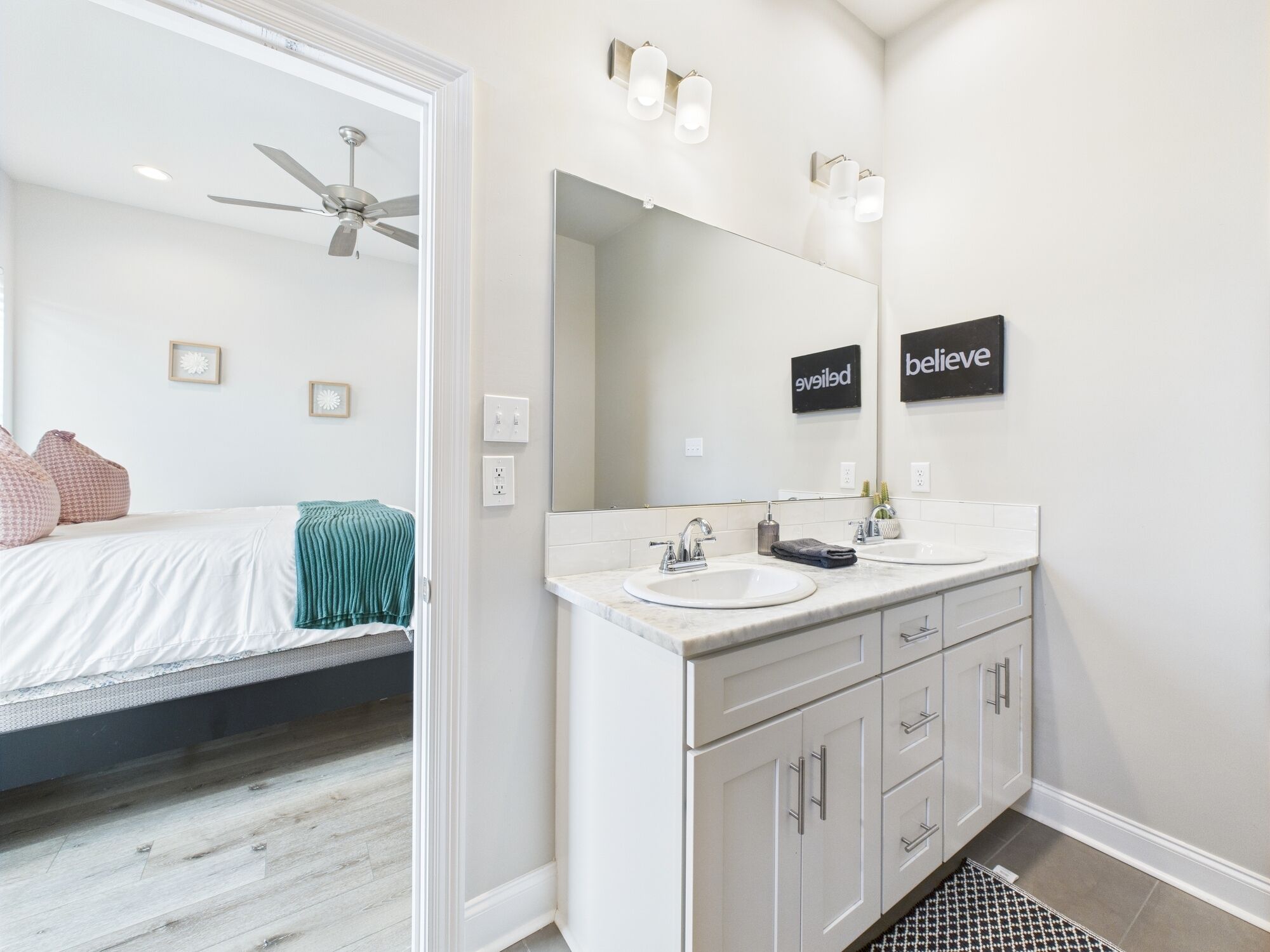 Secador de pelo, toallas, jabón, papel higiénico