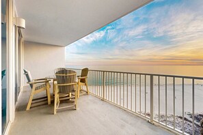 Outdoor dining - Beachfront condo with stunning views, shared hot tub, fitness room, & indoor pool (Gulf Shores)