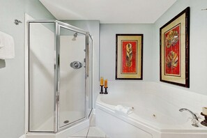 Shower, towels - Beachfront condo with stunning views, shared hot tub, fitness room, & indoor pool (Gulf Shores)
