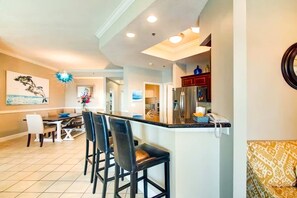 Dining - Gorgeous beachfront condo, shared pool and beach access (Gulf Shores)