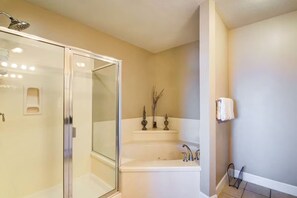 Shower, hair dryer, towels - Gorgeous beachfront condo, shared pool and beach access (Gulf Shores)
