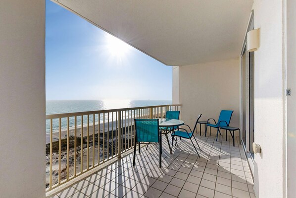Outdoor dining - Spacious beachfront condo with full kitchen, shared pool and beach access (Gulf Shores)