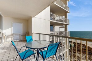 Outdoor dining - Spacious beachfront condo with full kitchen, shared pool and beach access (Gulf Shores)