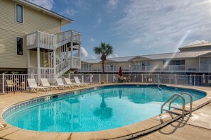 Pool - Coastal condo with Shared pool, Shared BBQ grill and beach access (Gulf Shores)