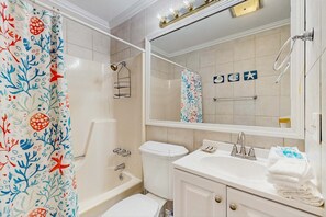 Shower, towels - Coastal condo with Shared pool, Shared BBQ grill and beach access (Gulf Shores)