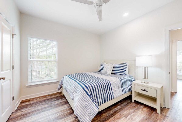 3 bedrooms, internet, bed sheets