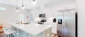 Quiet coastal home with outdoor shower, deck, gourmet kitchen, smart TV, & AC