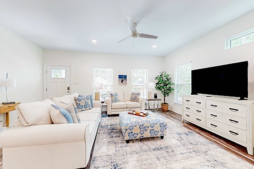 Quiet coastal home with outdoor shower, deck, gourmet kitchen, smart TV, & AC