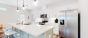 Quiet coastal home with outdoor shower, deck, gourmet kitchen, smart TV, & AC