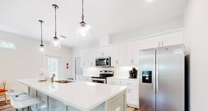 Quiet coastal home with outdoor shower, deck, gourmet kitchen, smart TV, & AC