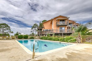 Pool - Beachfront 2-story condo with beach views, 2 pools, gazebo, balconies, W/D, & AC (Dauphin Island)