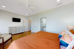 4 bedrooms, iron/ironing board, travel cot, WiFi - Inviting waterfront home with balcony, full kitchen, central AC, & W/D (Dauphin Island)