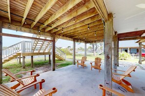 Terrace/patio - Inviting waterfront home with balcony, full kitchen, central AC, & W/D (Dauphin Island)