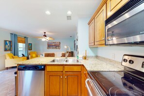 Fridge, microwave, oven, stovetop - Vibrant townhome with deck, patio, balcony, washer/dryer, & WiFi - golf nearby (Dauphin Island)