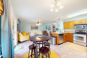 Interior - Vibrant townhome with deck, patio, balcony, washer/dryer, & WiFi - golf nearby (Dauphin Island)