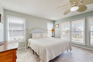 4 bedrooms, WiFi, bed sheets - Dog-Friendly Oceanside Home with Free WiFi, Central AC, Private W&D, Balcony (Dauphin Island)